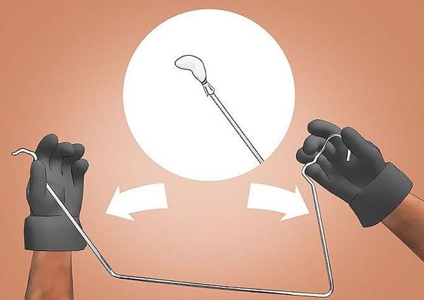 Phương pháp thông bồn cầu bằng móc treo quần áo - Cách thông bồn cầu ngồi xổm