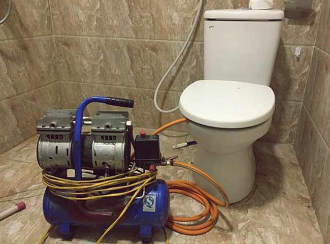 Thông nghẹt bồn cầu tại nhà.