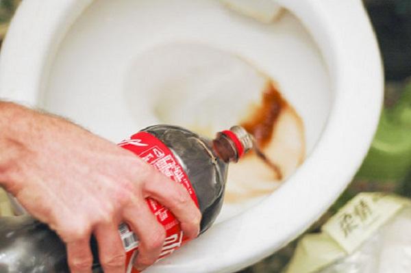 Mẹo vặt dùng coca làm chất tẩy rửa không phải ai cũng biết-Cách thông bồn cầu ngồi xổm