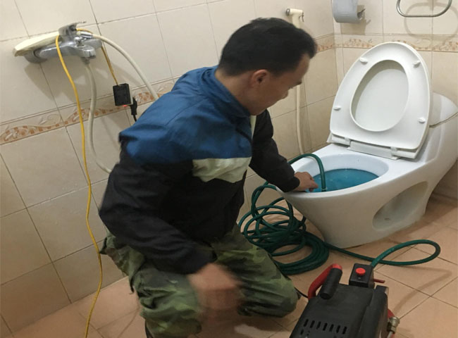 Bồn cầu bị nước xuống chậm.