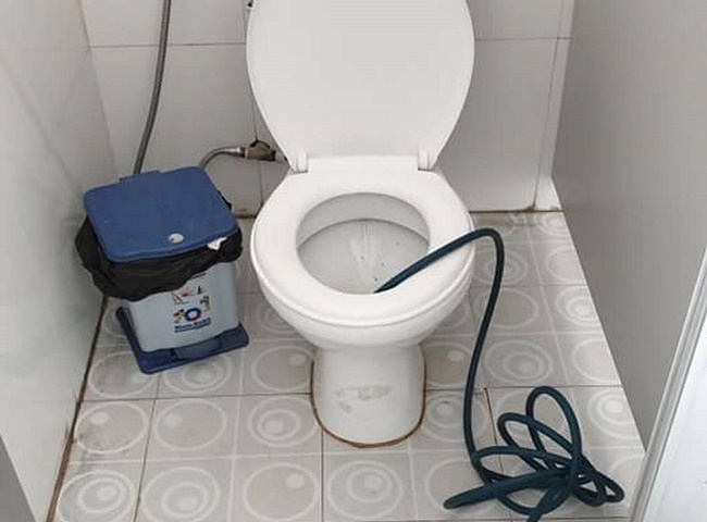 Thông nghẹt bồn cầu sạch sẽ.
